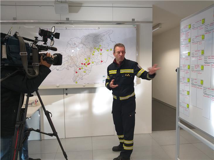 Situation fortlaufend ajourniert: Leiter des Lagezentrums bei der Berufsfeuerwehr Marco Baldasso (Foto: LPA/Maja Clara)