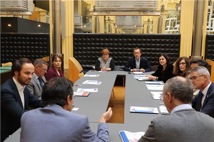 Die arbeitsmarktpolitische Dialogrunde mit Landesrat Achammer heute Vormittag im Landhaus 1 in Bozen (Foto: LPA/jw)