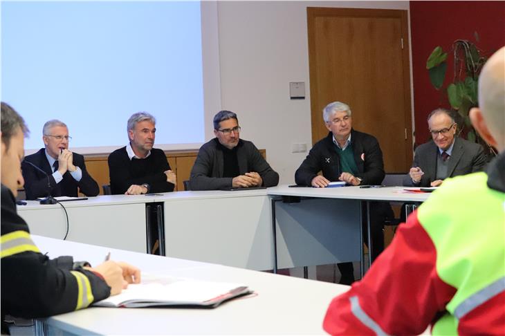 Landesleitstelle (v.li.) Regierungskommissär Cusumano, Landesrat Schuler, Landeshauptmann Kompatscher, Agenturdirektor Pollinger, Quästor Mangini. (Foto: LPA/Maja Clara)