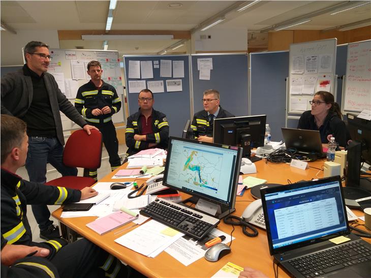 Wie ist die Lage im Land? Landeshauptmann Kompatscher (li.) informiert sich bei Lagezentrum-Leiter Alber (2.v.re.). (Foto: LPA/Maja Clara)