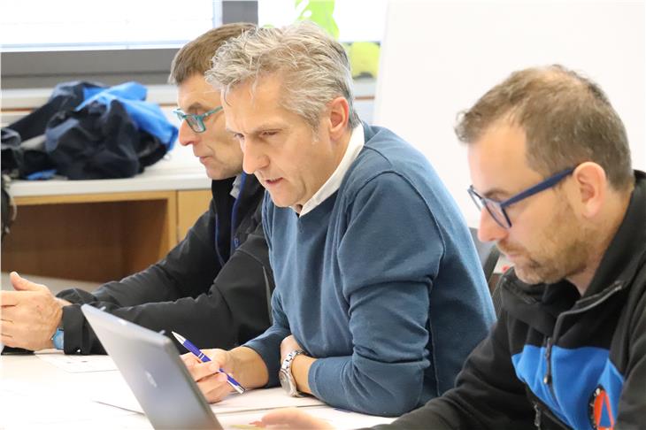 Lage bewertet: Vorsitzender Bewertungskommission und Koordinator Landeswarnzentrum Gallmetzer (Mitte) mit dem Diensthabenden Zivilschutz Andreas Simmerle (re.) und Christoph Oberschmied von der Wildbachverbauung (li.). (Foto: LPA/Maja Clara)