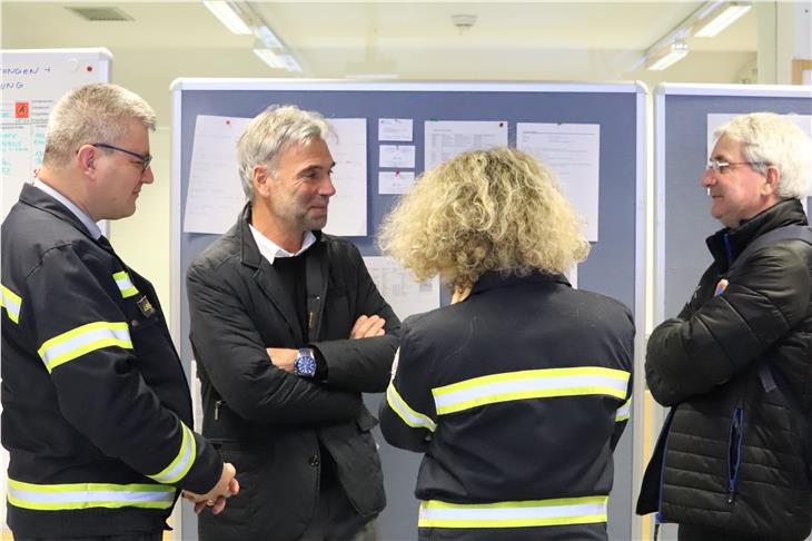 Bilanz am Ende eines ereignisreichen Tages (v.li.): Berufsfeuerwehrkommandant Florian Alber, Landesrat Arnold Schuler, Direktor Rudolf Pollinger, Leiterin Lagezentrum Francesca Monti. (Foto: LPA/Maja Clara)