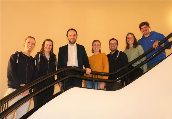 v.l.: Simon Klotz und Sara Burger (SKJ), Landesrat Achammer, Julia Leimstädtner (Jungschar), Daniel Donner (SKJ), Alexandra Felderer und Philipp Donat (Jungschar) (Foto: LPA/Edith Benischeck)