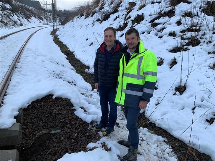 Kräfte bündeln, um die Bahnlinie schnellstmöglichst wieder zu öffnen: LR Bessone und LR Alfreider an der Abbruchstelle in Oberolang. (Foto: LPA)