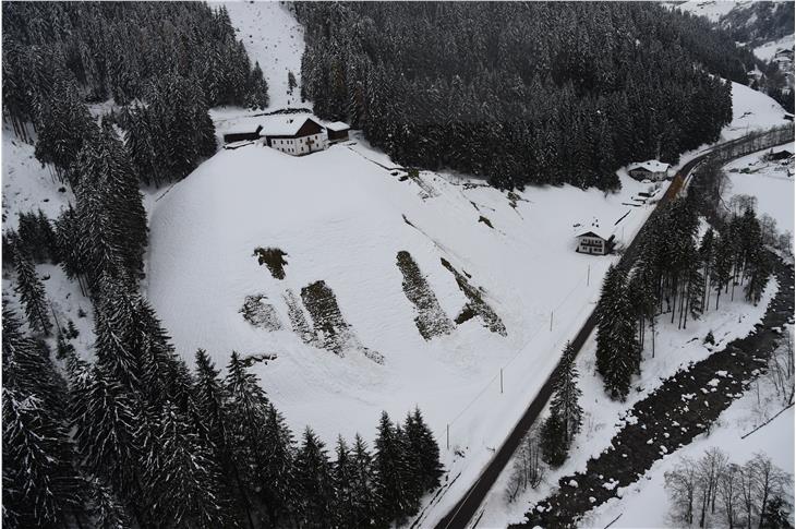 Besonders an steilen Wiesenhängen ist derzeit mit Gleitschneephänomen zu rechnen, wie das kürzlich im Pflerschertal aufgenommene Bild zeigt.  (Foto: LPA/Agentur für Bevölkerungsschutz/Luca Messina)