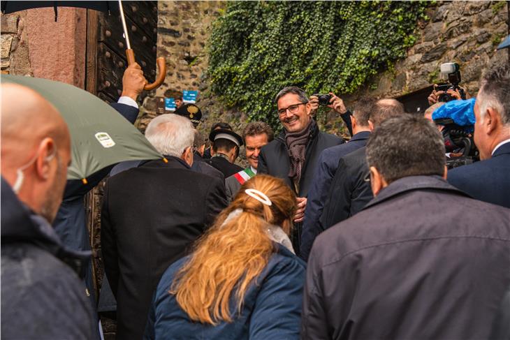 Landeshauptmann Kompatscher empfängt den hohen Besuch (Foto: LPA/Peter Daldos)