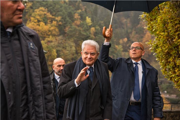 Hoher Besuch: Der italienische Staatspräsident Sergio Mattarella beim Eintreffen auf Schloss Tirol. (Foto: LPA/Peter Daldos)