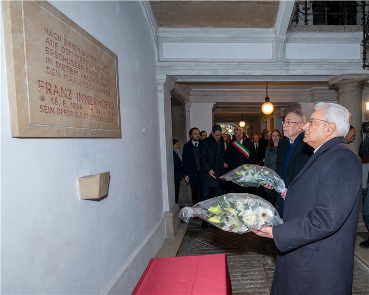 Mit Blumen gedenken die Präsidenten Mattarella (Vordergrund) und Van der Bellen des von Faschisten ermordeten Lehrers Franz Innerhofer. (Foto: LPA/Peter Daldos)