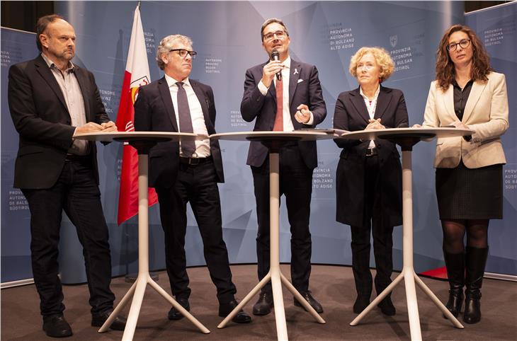 Pressekonferenz zur Zusammenarbeit der Gemeinden: v.l. BM Gamper, Gemeindenpräsident Schatzer, LH Kompatscher, BMin Gasser und Abteilungsdirektorin Markart (Foto: LPA/Barbara Franzelin)