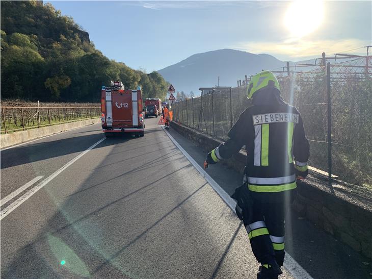 Auf der Landesstraße in Siebeneich wurde ein Straßenwärter Opfer eines schweren Verkehrsunfalls. (Foto: LPA/gnews)