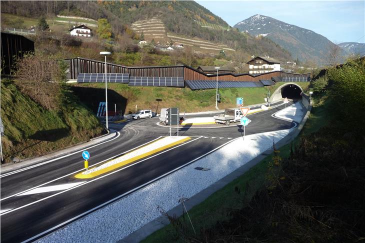 Der Kreisverkehr auf der Umfahrungsstraße für den Anschluss an die Stadt ist fertig gebaut. (Foto: LPA)