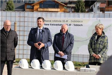 Tiefbauabteilungsdirektor Valentino Pagani, LR Daniel Alfreider, BM Guido Bocher und Natascia Santolin bei der Vorstellung der Arbeiten im April 2019 (FOTO: LPA/Roman Clara)