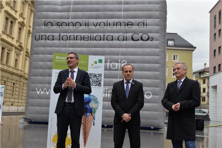 Bewusstsein für Klimawandel schärfen (v.l.): LH Kompatscher, LR Vettorato und KlimaHaus-Agentur Direktor Santa vor dem CO2-Kubus auf dem Silvius-Magnago-Platz in Bozen. (Foto: LPA/KlimaHaus-Agentur)