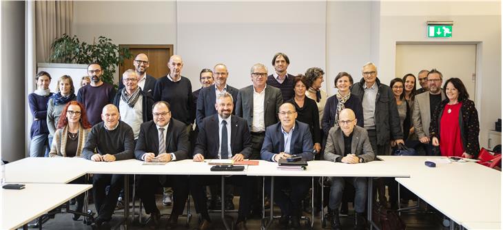 Öffentliche Delegation und Gewerkschaften des öffentlichen Dienstes haben heute die BÜK-Vertragsverhandlugnen erfolgreich abgeshclossen. (Foto: LPA/Barbara Franzelin)