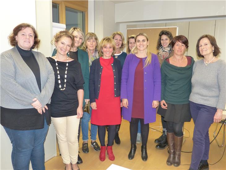 Die Mitglieder des Beirates für Chancengleichheit um Präsidentin Ulrike Oberhammer (4.v.r.) haben mit LRin Deeg (5.v.l.) über Vereinbarkeit diskutiert. (Foto: LPA/Ulrike Sanin)