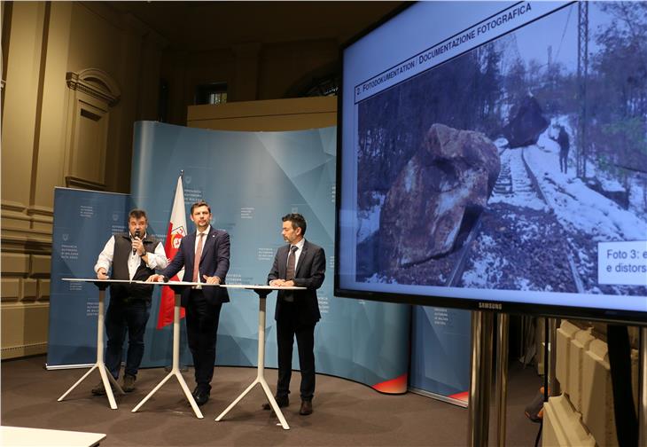 Pressekonferenz im Pressesaal in Landhaus 1: (v.l.) Volkmar Mair, LR Alfreider und Joachim Dejaco (Foto: LPA/Ingo Dejaco)