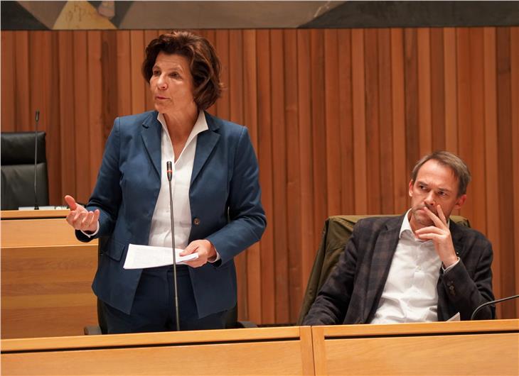 LRin Maria Hochgruber Kuenzer und der Abteilungsdirektor für Natur, Landschaft und Raumentwicklung Frank Weber in der Landtagssitzung. (Foto: LPA)