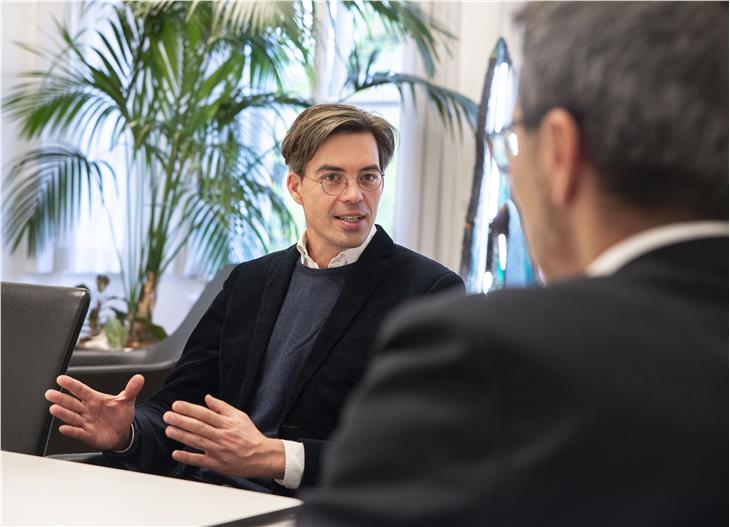 Der künftige Museion-Direktor van der Heide hat sich heute bei Landeshauptmann Kompatscher vorgestellt. (Foto: LPA/Barbara Franzelin)