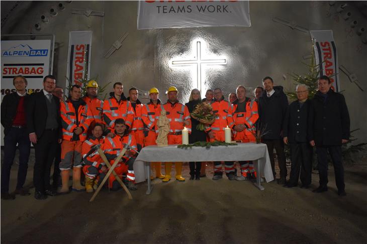 Barbarafeier im Tunnel für die Gadertaler Einfahrt in St. Lorenzen. (Foto: LPA/Roman Clara)