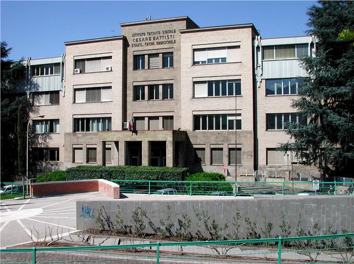 Die Wirtschaftsfachoberschule "Battisti" in Bozen: Eines der Gebäude, die energetisch saniert werden. (Foto: LPA)