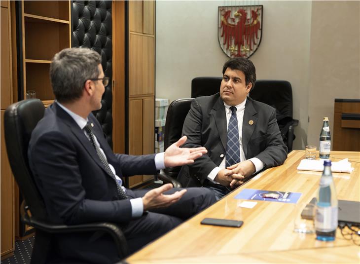 Lobte die vorbildhafte Tätigkeit der Südtiroler Vinzenzkonferenzen: Generalpräsident Renato Lima de Oliveira (r.) im Gespräch mit LH Arno Kompatscher. (Foto: LPA/Barbara Franzelin)