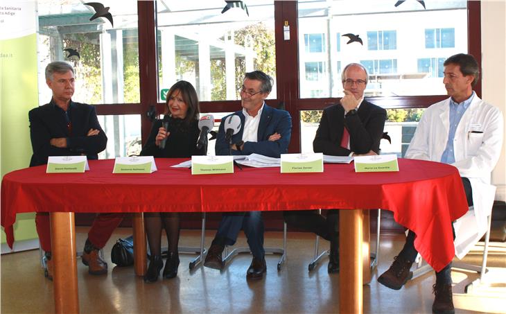 LR Widmann hat heute gemeinsam mit (v.l.) Koordinatoren Pontarelli und Hofmann, GD Zerzer und Primar La Guardia das neue Ambulatorium für Gründversorgung vorgestellt. (Foto: LPA/Franco Grigoletto)