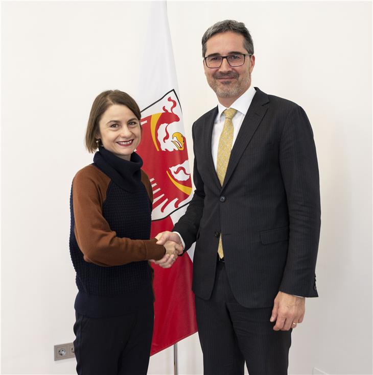 Grenzüberschreitende Zusammenarbeit: LH Kompatscher tauschte sich heute mit der Schweizer Generalkonsulin in Mailand, Sabrina Dallafior, aus. (Foto: LPA/Barbara Franzelin)