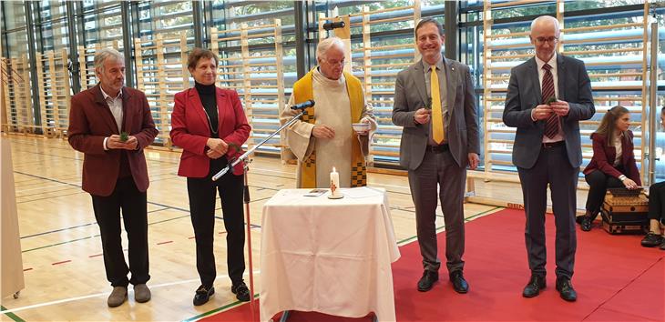 Pater Paul Hofer (Mitte) segnete die neuen Turnhallen. (Foto: LPA/Anna Pitarelli)