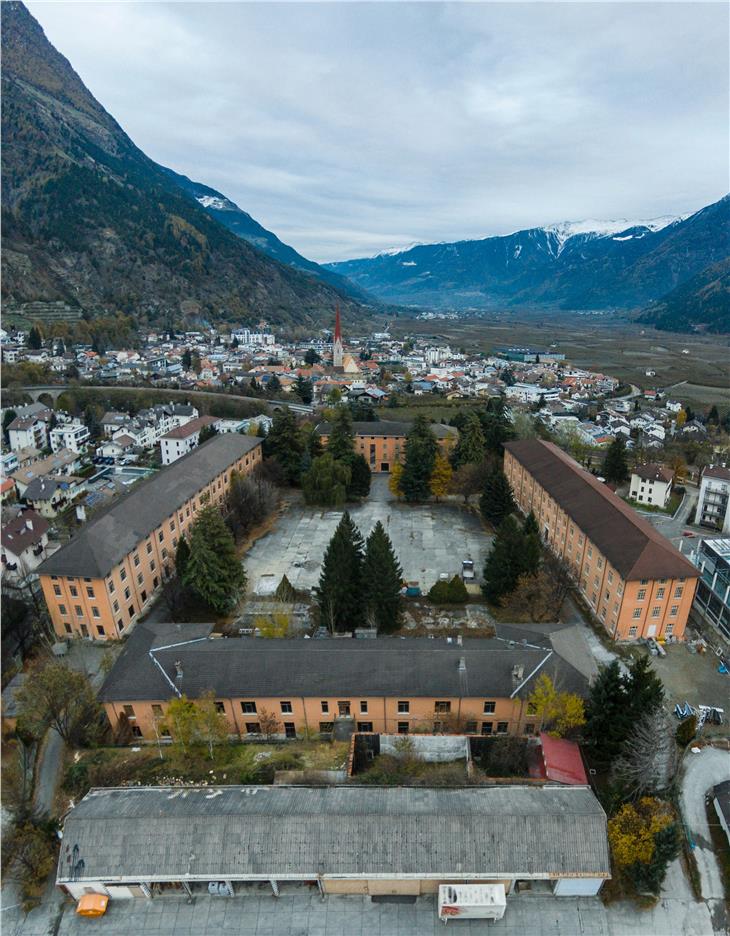 Neue Heimstätte für BASIS: Die ehemalige Drusus-Kaserne in Schlanders aus der Vogelperspektive. (Foto: BASIS)