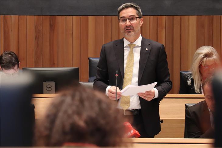 Die Nachhaltigkeit und das Zusammenleben stellte Landeshauptmann Kompatscher in den Mittelpunkt seiner Haushaltsrede. (Foto: LPA/Michele Bolognini)