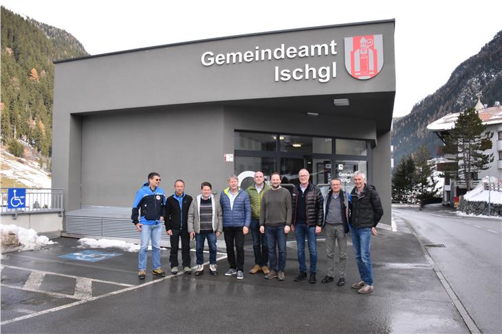 Austausch über Lawinenschutz (v.l.): Oberschmied, Hubert Ennemoser, BM Gais Christian Gartner, BM Mühlwald Paul Niederbrunner, Hubert Agerer, Daniel Kurz, BM Ischgl Werner Kurz, Gius, VizeBM Prettau Oswald Kottersteger (Foto: LPA)