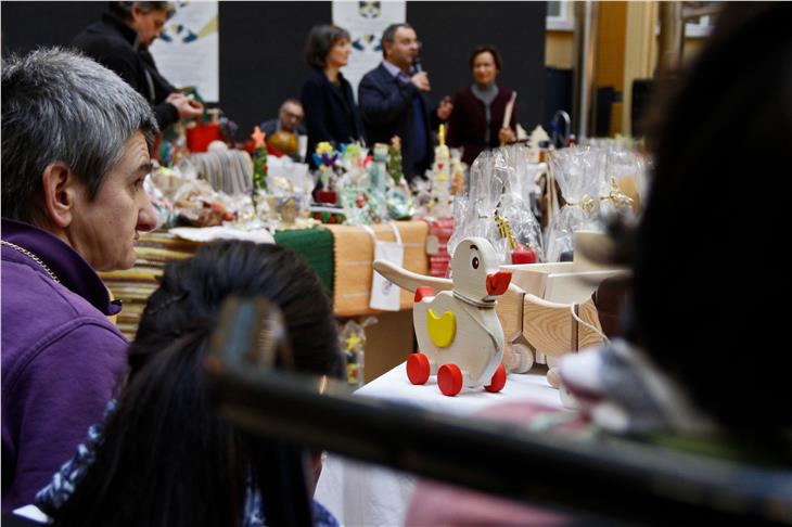 Noch bis 17 Uhr bieten 16 Südtiroler Sozialwerkstätten ihre Produkte am Weihnachtsmarkt "Miteinander Füreinander Weihnachten" an. (Foto: LPA/Greta Stuefer)