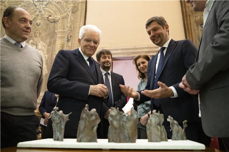 Staatspräsident Mattarella und Vize-LH Alfreider bei der Eröffnung der Schau mit der Grödner Krippe im Quirinalspalast in Rom. (Foto: Palazzo del Quirinale)
