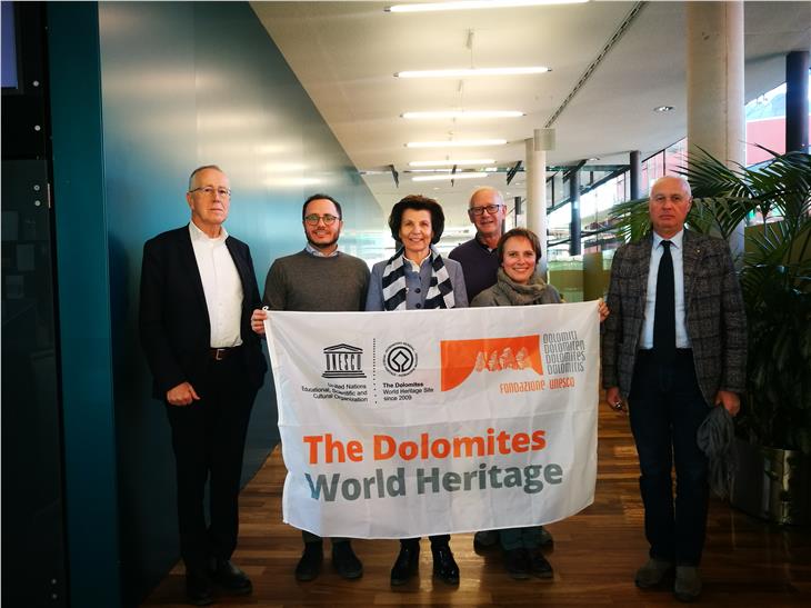 Bei der Tagung: (v.l.) Roland Psenner und Andrea Omizzolo (Eurac), Maria Hochgruber Kuenzer, Roland Dellagiacoma  und Marcella Morandini (Stiftung Dolomiten UNESCO), Renato Frigo (CAI Veneto) (Foto: LPA/Fondazione Dolomiti UNESCO)