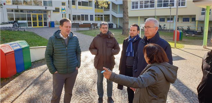 LR Bessone (1. v.l.) beim Lokalaugenschein bei der Baustelle des italienischen Schulzentrums in Brixen (Foto: LPA)