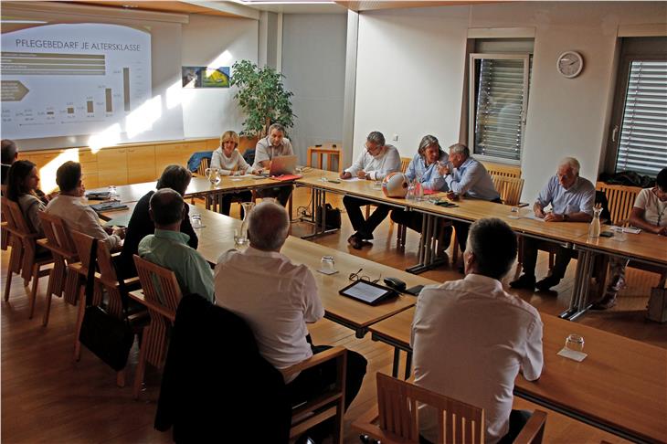 Bei Treffen mit den Bezirksräten (im Bild jener des Vinschgaus) und dem Gemeindenverband wurde über die neue Pflegelandkarte diskutiert. (Foto: LPA/Greta Stuefer)