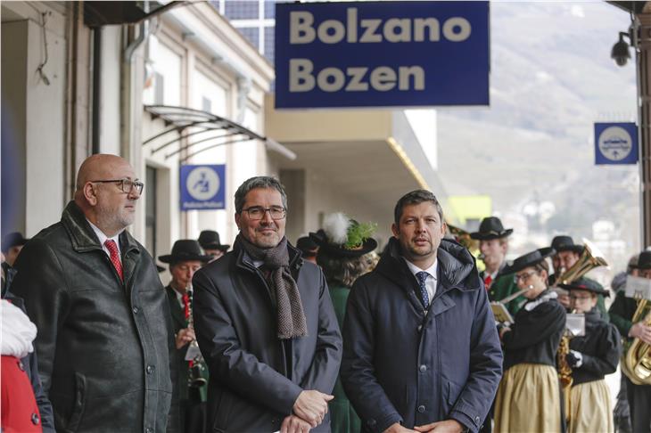 Großer Bahnhof für den Railjet: Matthä (ÖÖB-Holding AG), LH Kompatscher, LR Alfreider am Bahnhof Bozen vor der Ankunft des Zuges. (Foto: LPA/Oskar Verant)