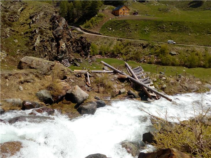 Die Brücke im Bereich des Steigs Nr. 9 in Bad Ratzes-Gstatsch in Richtung Frommeralm, die völlig zerstört wurde und nun neu aufgebaut werden muss. (Foto: LPA/Amt für Naturparke))