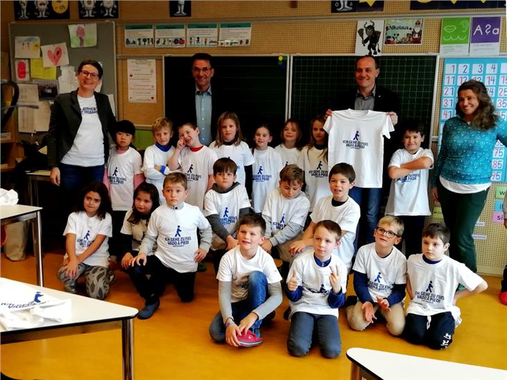 263 Klassen haben an der Aktion "KlimaSchritte" teilgenommen: LR Vettorato bei seinem Besuch in der 2B der Grundschule "J. Rampold" in Sterzing. (Foto: LPA/Landesumweltagentur)