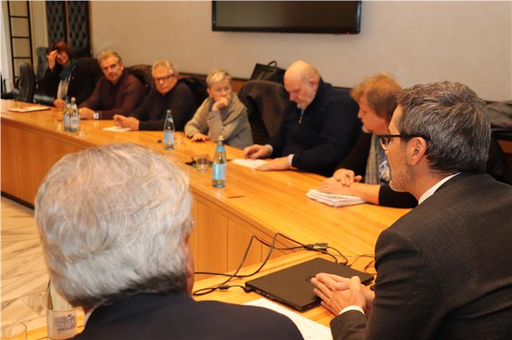 LH Kompatscher (r.) sicherte den Gewerkschaften ein Treffen mit der Belegschaft zu, um die bestmögliche Zukunft ihrer Arbeitsplätze zu diskutieren. (Foto: LPA/Guido Steinegger)