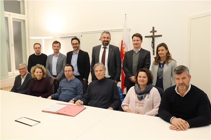 Gruppenfoto mit den Vertretern der Lehrergewerkschaften und der öffentlichen Delegation. Nach intensiven Verhandlungen folgte gestern die Unterschrift. (Foto: LPA/Guido Steinegger)