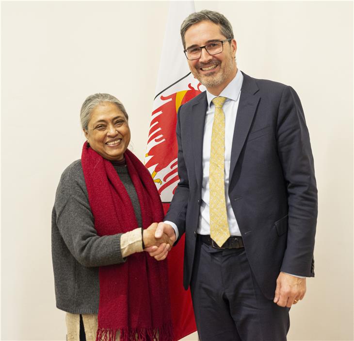LH Arno Kompatscher und die WFTO-Präsidentin Roopa Mehta beim Treffen in Bozen. (Foto: LPA/Barbara Franzelin)