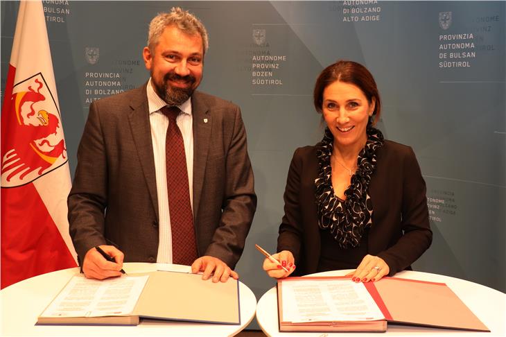 Alexander Steiner und Sabrina Zullo unterschreiben die Vereinbarung Land-tsm. (Foto: LPA/Michele Bolognini)