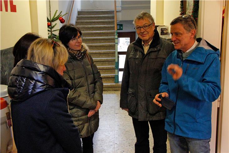 LRin Deeg will das bestehende Netzwerk für Obdachlose, unter anderem durch die Zusammenarbeit mit der Südtiroler Vinzenzgemeinschaft (im Bild v.r. Paul Tschigg, Josef Haspinger), weiter verdichten. (Foto: LPA/Hannes Wisthaler)