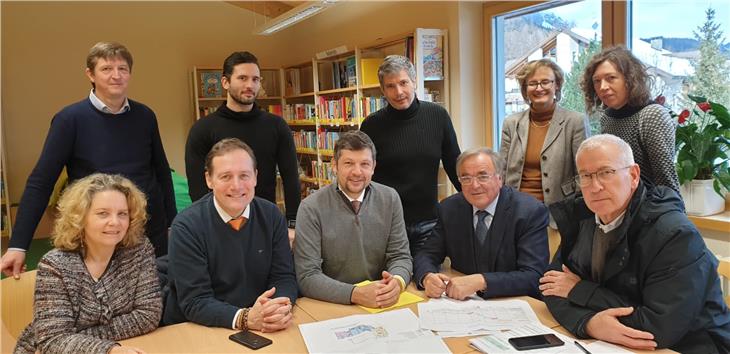 Hochbaulandesrat Bessone, der Landesrat für ladinische Bildung Alfreider und Bürgermeister Frenademetz gemeinsam mit den Technikern und Planern beim Lokalaugenschein in Stern (Foto. LPA/Anna Pitarelli)