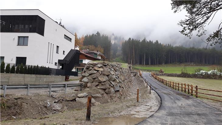 Erhöhter Schutz für die Mühlerzone (li.), im Hintergrund Burg Neuhaus, im Bildzentrum der Fußgängerübergang, rechts der neuangelegte Zufahrtsweg zum Baustadlhof. (Foto: LPA/Amt für Wildbach- und Lawinenverbauung Ost)