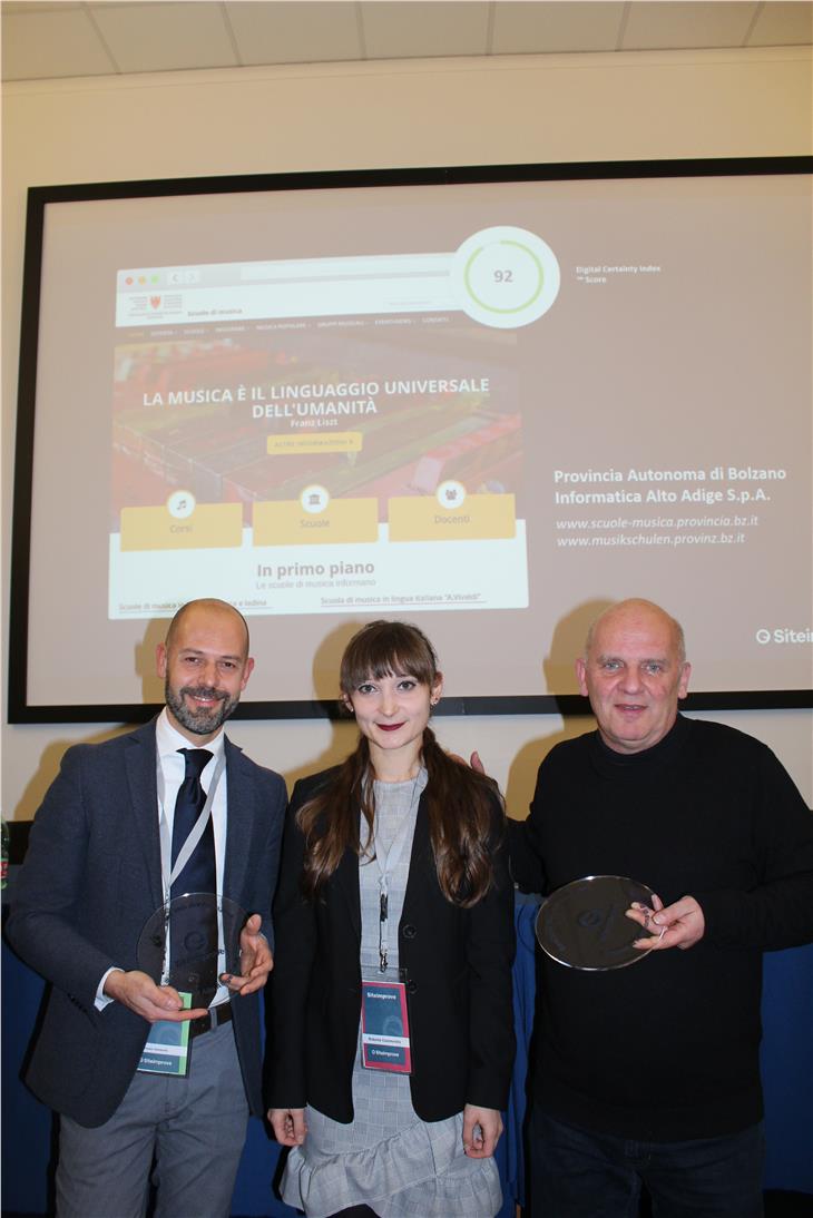 Bei der Preisverleihung in Mailand: (v.l.) Simone Venturin (SIAG), Roberta Cammarata (Siteimprove) und Hubert Niederst (Musikschuldirektion) (Foto: SIAG)