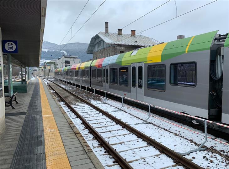 Nach wochenlanger Sperre ist zu Mittag wieder der erste Zug auf der Pustertaler Bahnlinie gefahren. (LPA/ Karin Brenner)