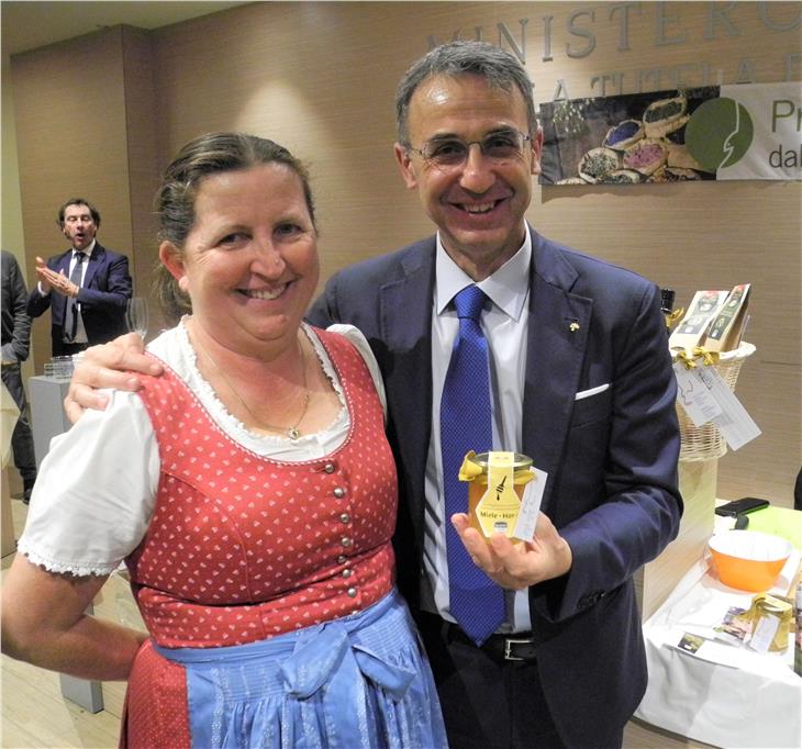 Die Gaumenfreuden von Monika Schwembacher (im Bild mit Umweltminister Sergio Costa) aus dem Nationalpark Stilfserjoch fanden in Rom besten Anklang. (Foto: LPA)