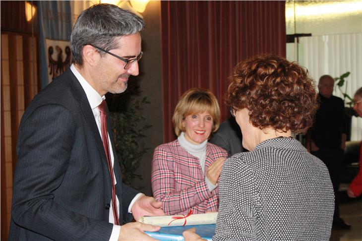 Präsident Arno Kompatscher und Regionalassessorin Waltraud Deeg bei der Diplomverleihung (Foto: LPA/Franco Grigoletto)